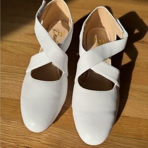 Beacon White Women's Dance Shoes 7.5W